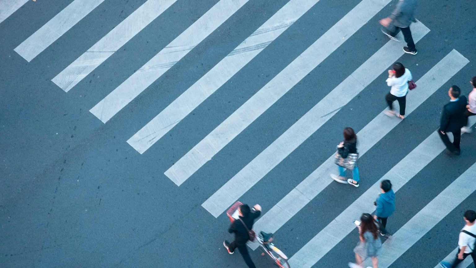 Vista aerea di persone che attraversano una strada in città