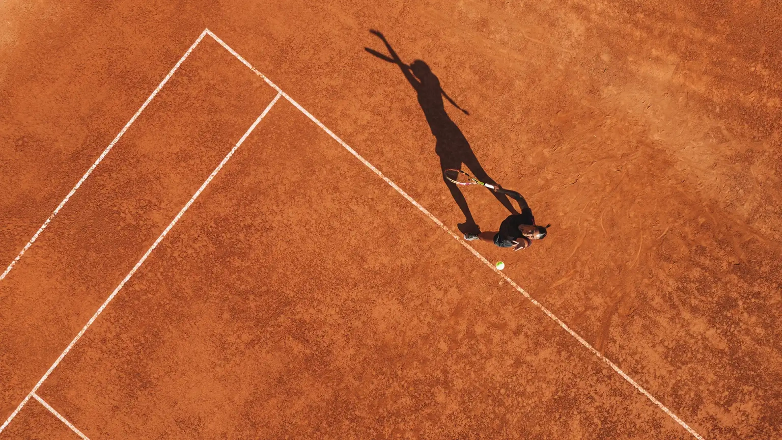 Vista aerea di campo da tennis con linee geometriche