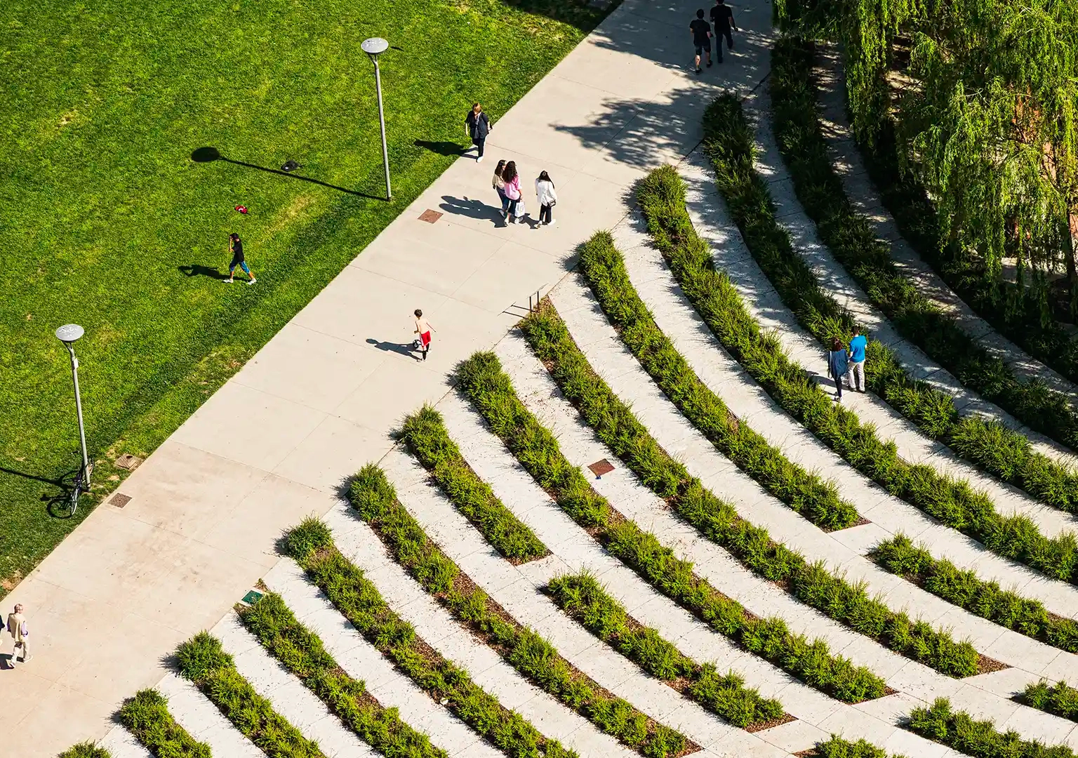 Persone in movimento in uno spazio urbano viste dall’alto