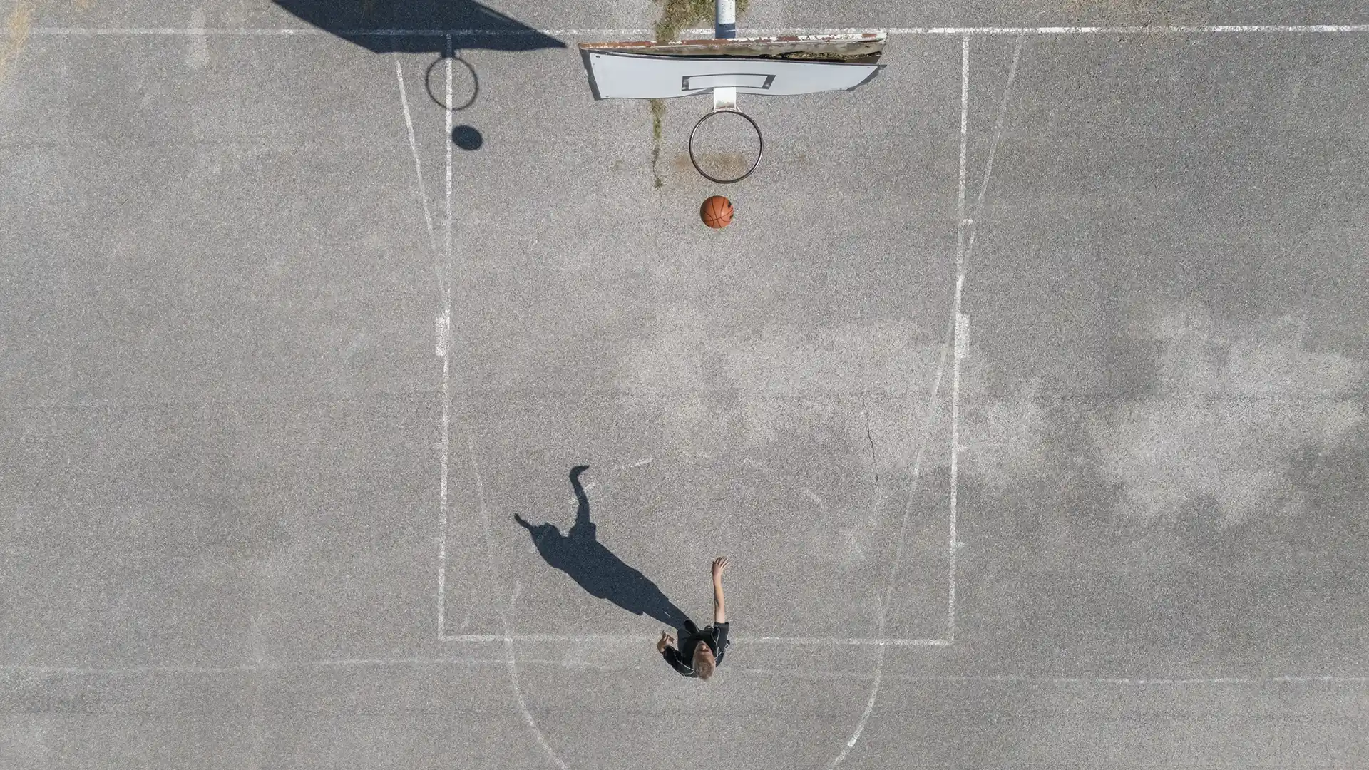 Vista aerea di campo sportivo urbano