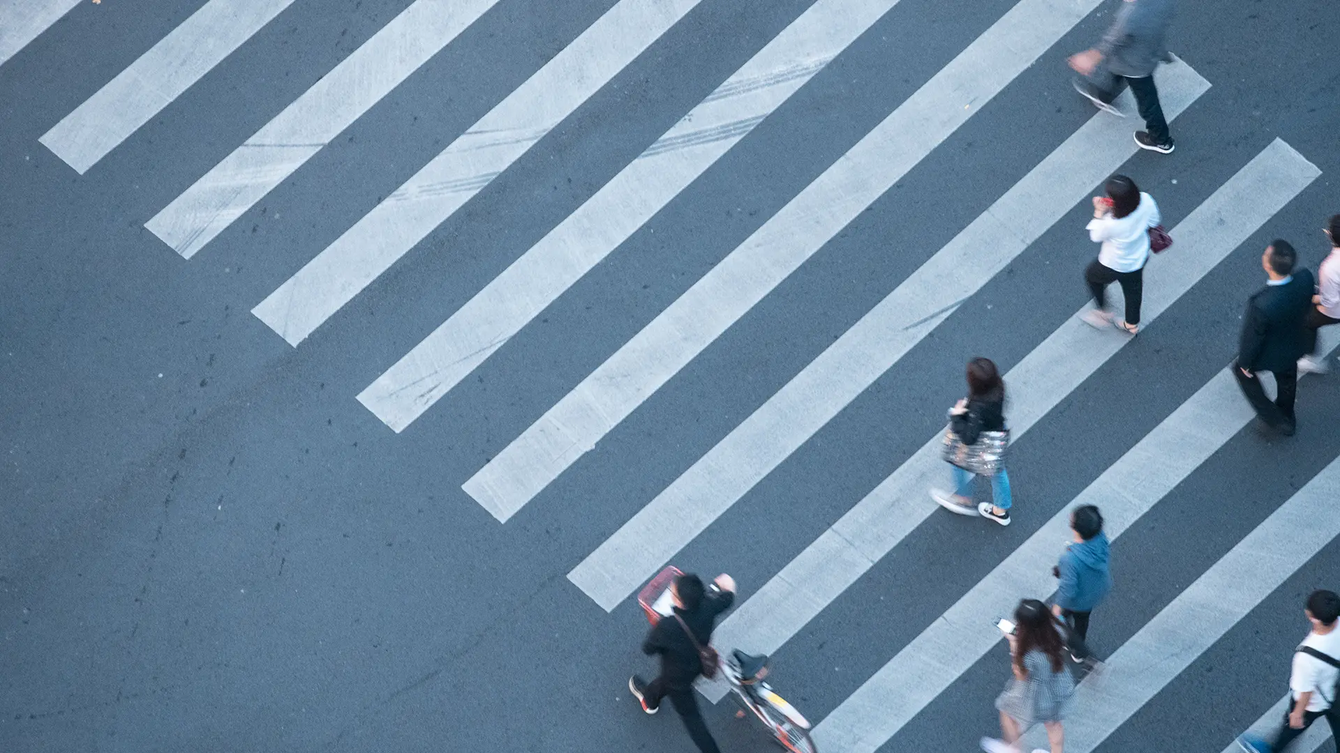Vista aerea di persone che attraversano una strada in città