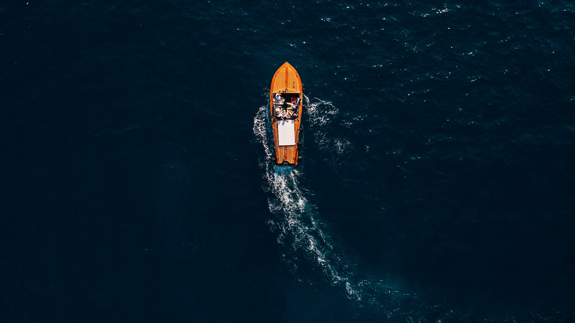 Vista aerea con linee geometriche su superficie blu